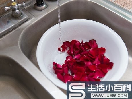 4种方法来制作玫瑰水