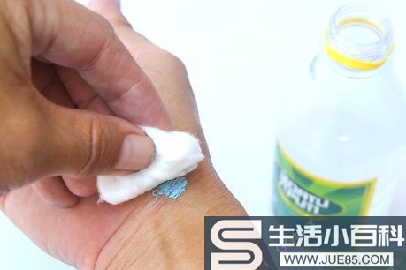 4种方法来去除皮肤上的指甲油