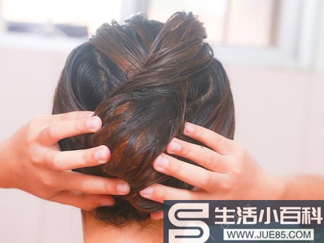 4种方法来自然地清除积聚在头发里的物质