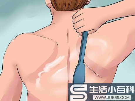 4种方法来给自己的背部涂抹乳液
