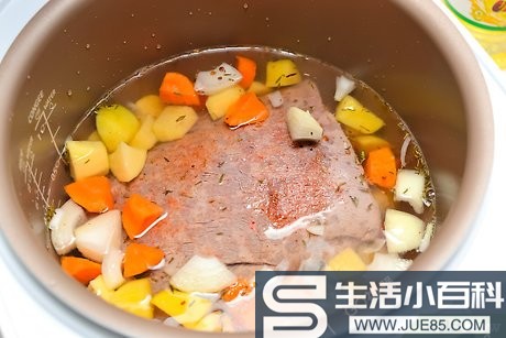 如何在慢炖锅中烹饪咸牛肉（包含图片）