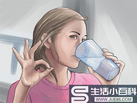 如何一天喝足八杯水: 12 步骤