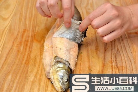 如何烹饪一整条三文鱼: 6 步骤