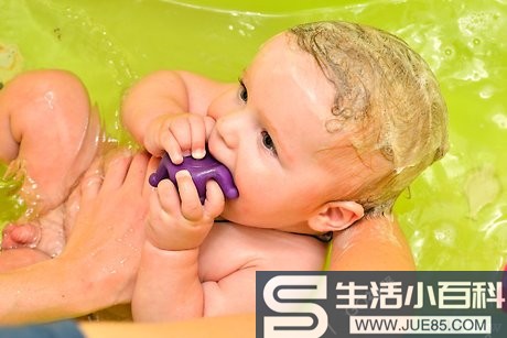 如何给新生儿洗澡: 12 步骤